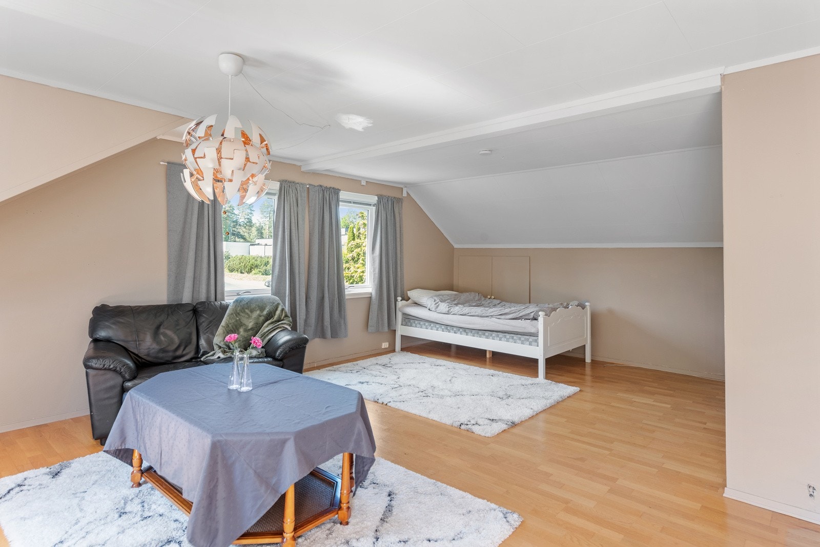 Det største soverommet ligger i andre etasje med utgang til balkong, og kan utmerket fungere som ekstra stue. Galleribilde