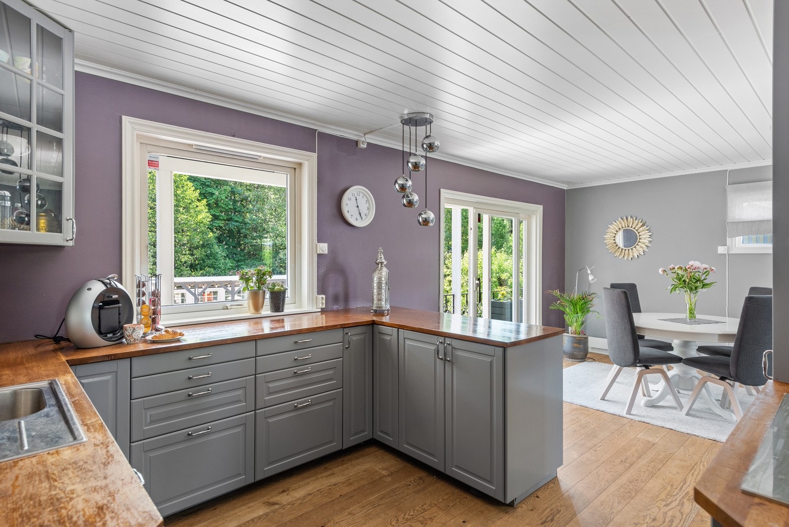 Kjøkkenet er ellers utstyrt med stekeovn, oppvaskmaskin, kjøleskap og ventilator med avtrekk. Galleribilde