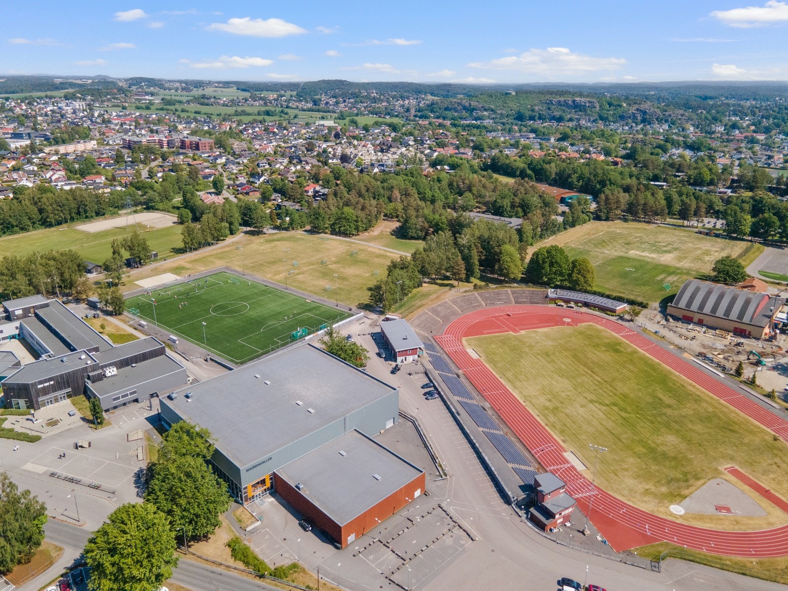 Bugårdsparken er Sandefjords hovedanlegg for idrett og favner stort. Der er det håndball, fotball, svømming, friidrett, skøyter, frisbee golf og minigolf, bare for å nevne noe. Galleribilde