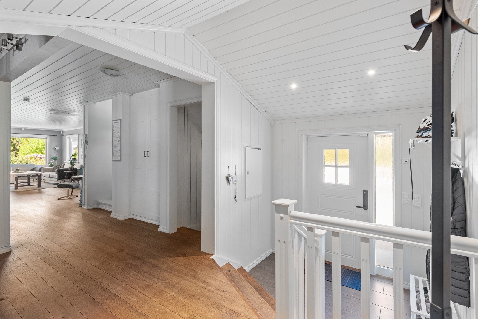 Gulvet har store fliser og varmekabler, og det er god plass til garderobeløsning. Fra entreen er det trapp opp til en åpen gang med enstavs parkett. Galleribilde