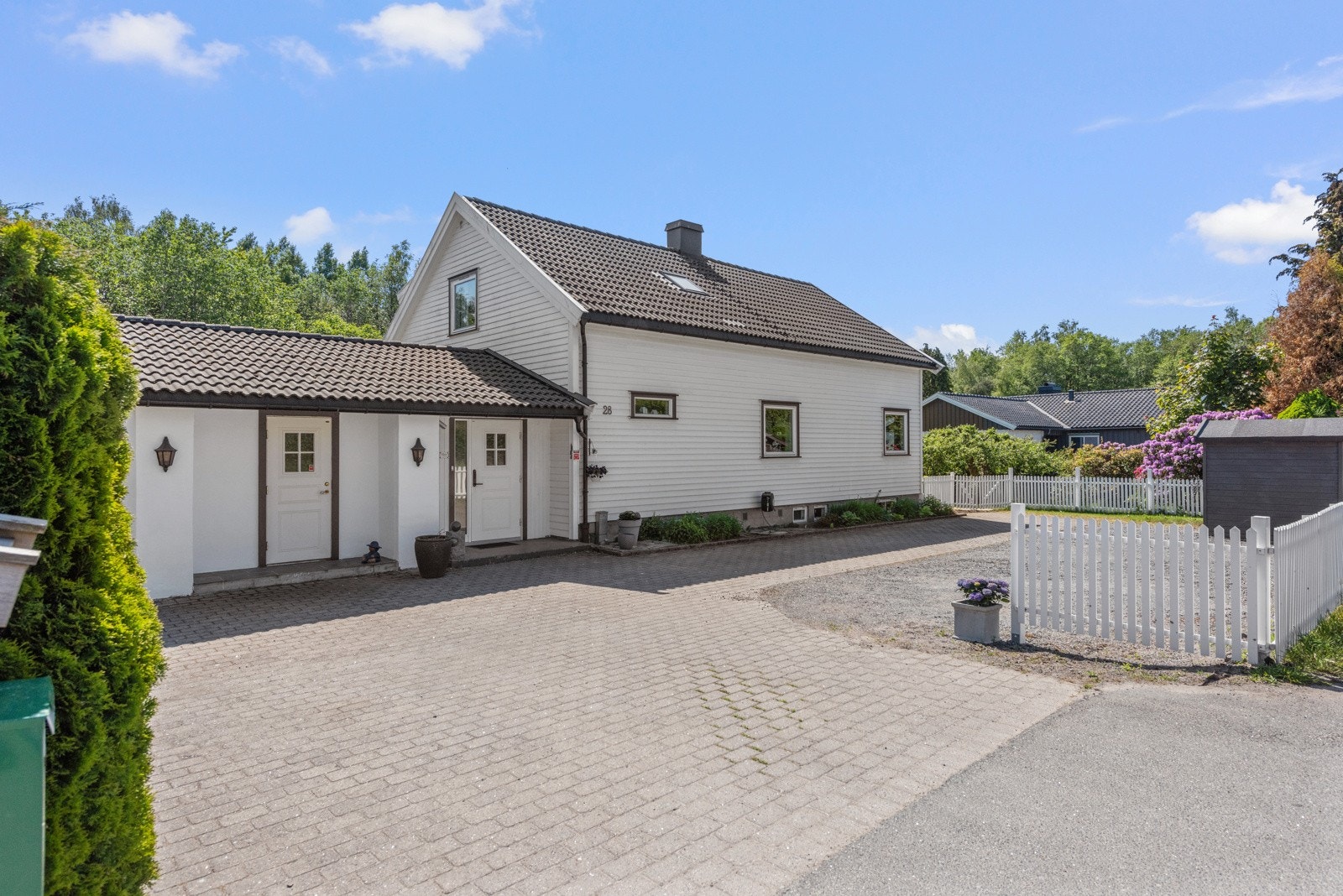 Det er god plass til å parkere på egen gårdsplass med belegningsstein. Galleribilde