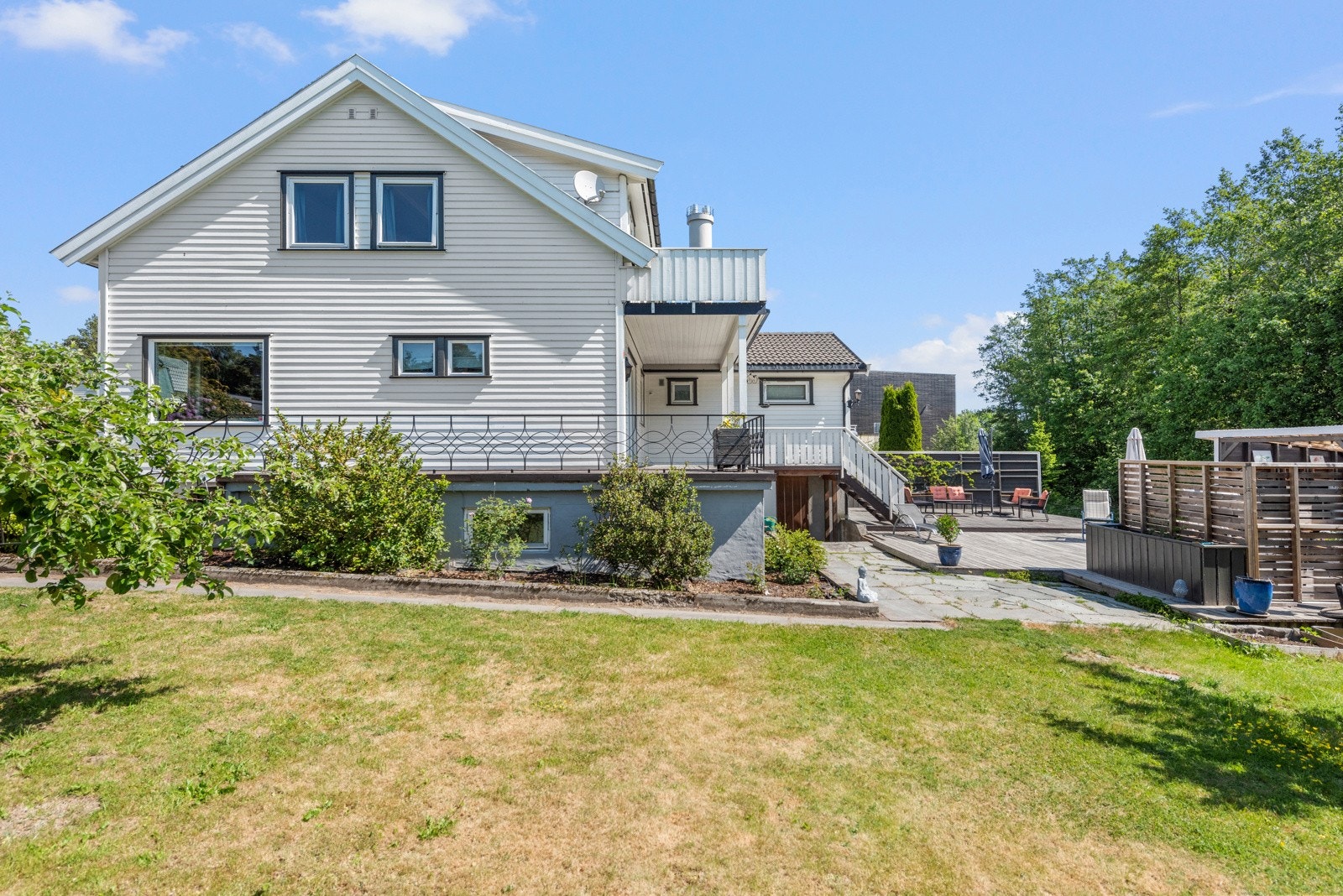 Boligen har en familievennlig planløsning med fem soverom, kjellerstue, to bad og to toalettrom. Galleribilde