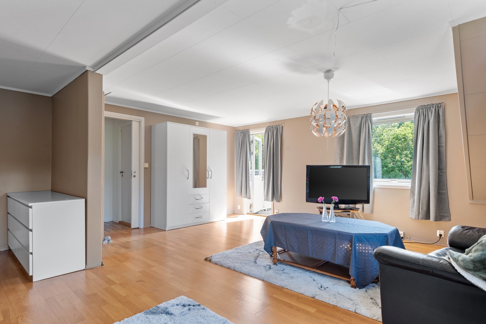 Det er utgang til en flott balkong fra soverommet. Galleribilde