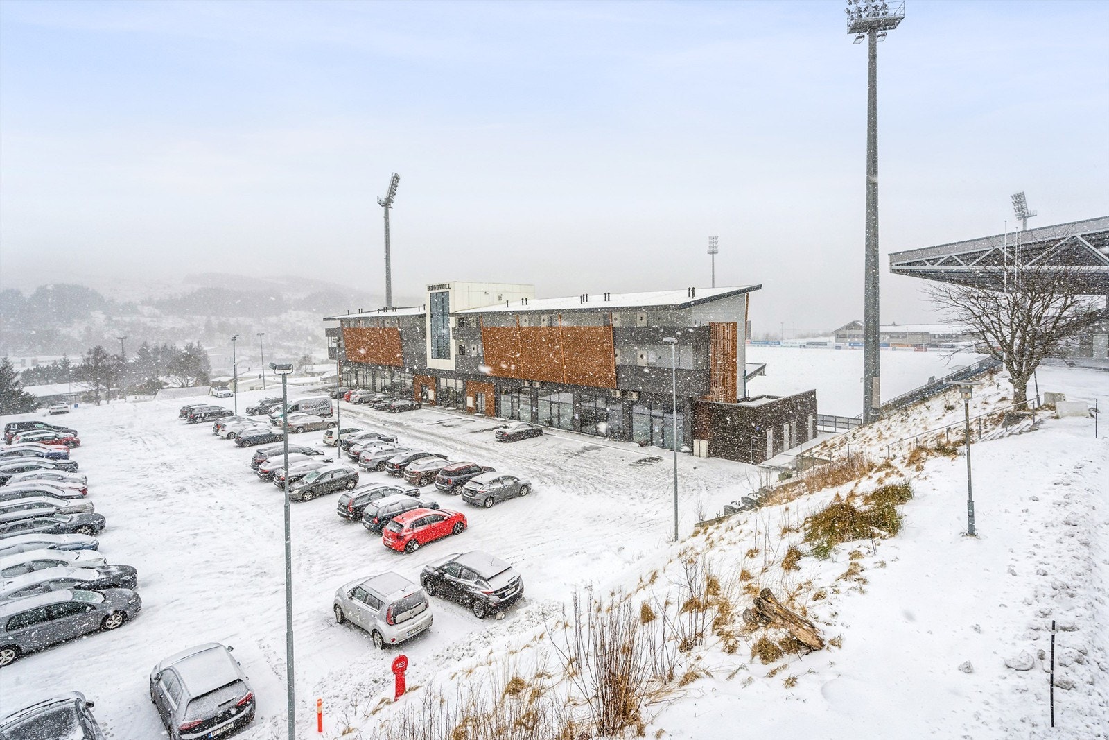 Leilighetene har parkering foran bygget Galleribilde