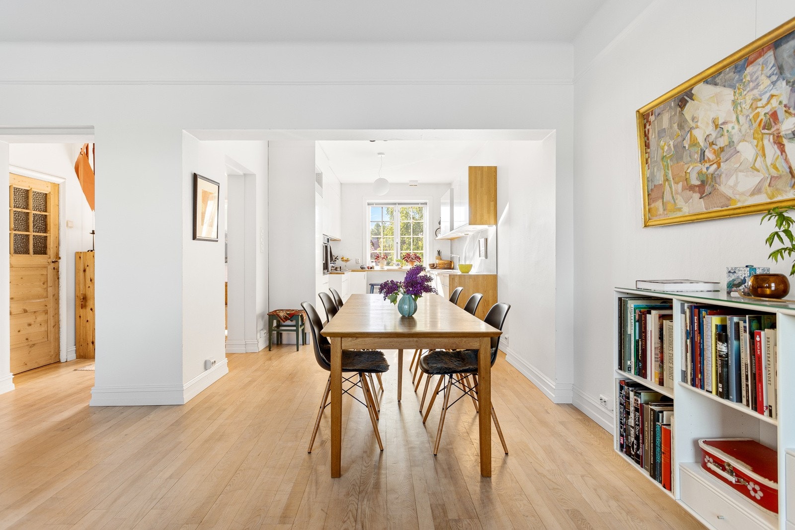 Spisebordet er hjertet i leiligheten ? en forlengelse av både kjøkken og stue ? i hverdag og fest. Galleribilde