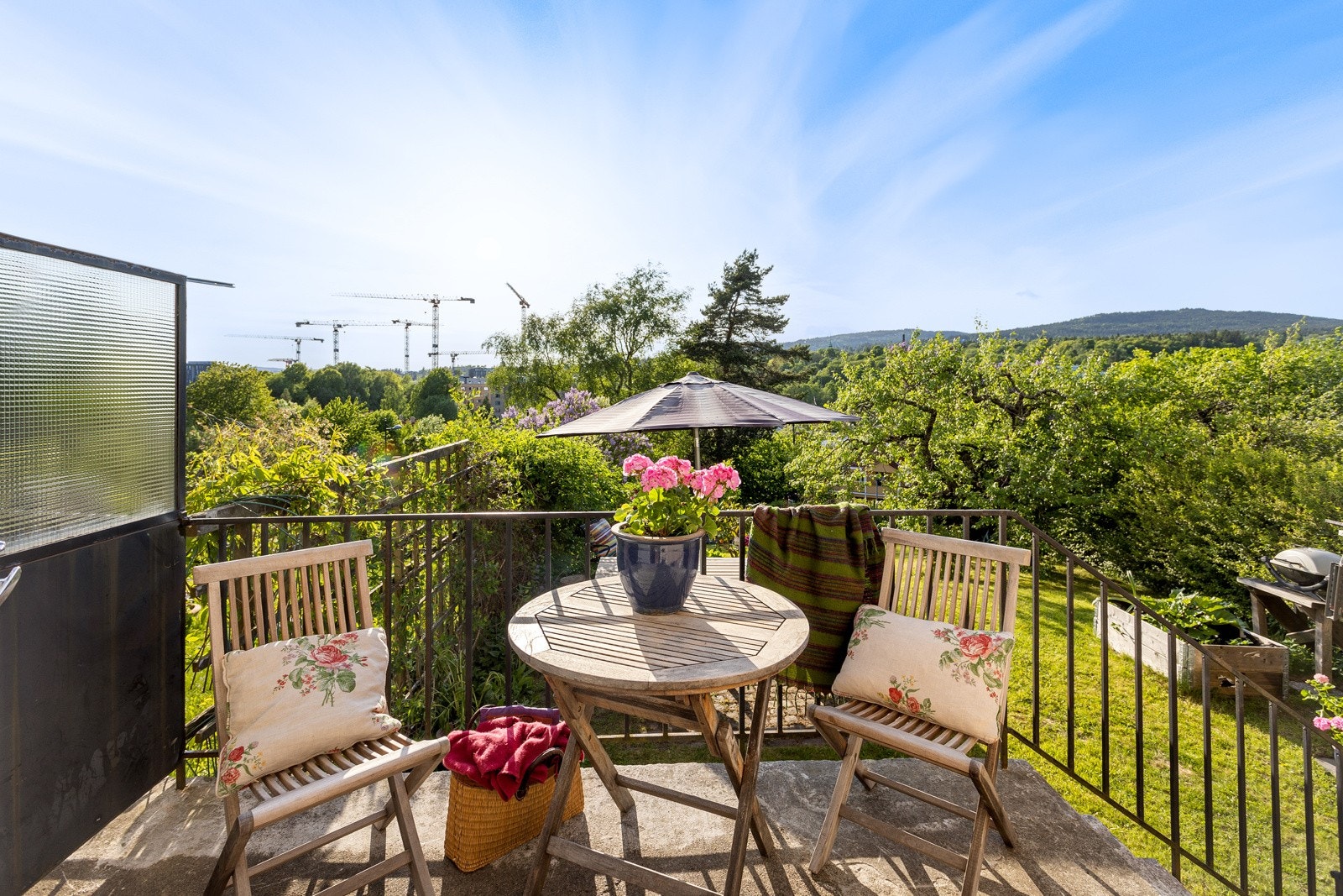 Terrassen har plass til et lite bord og noen stoler, en favorittplass på ettermiddag og kveldstid. Galleribilde