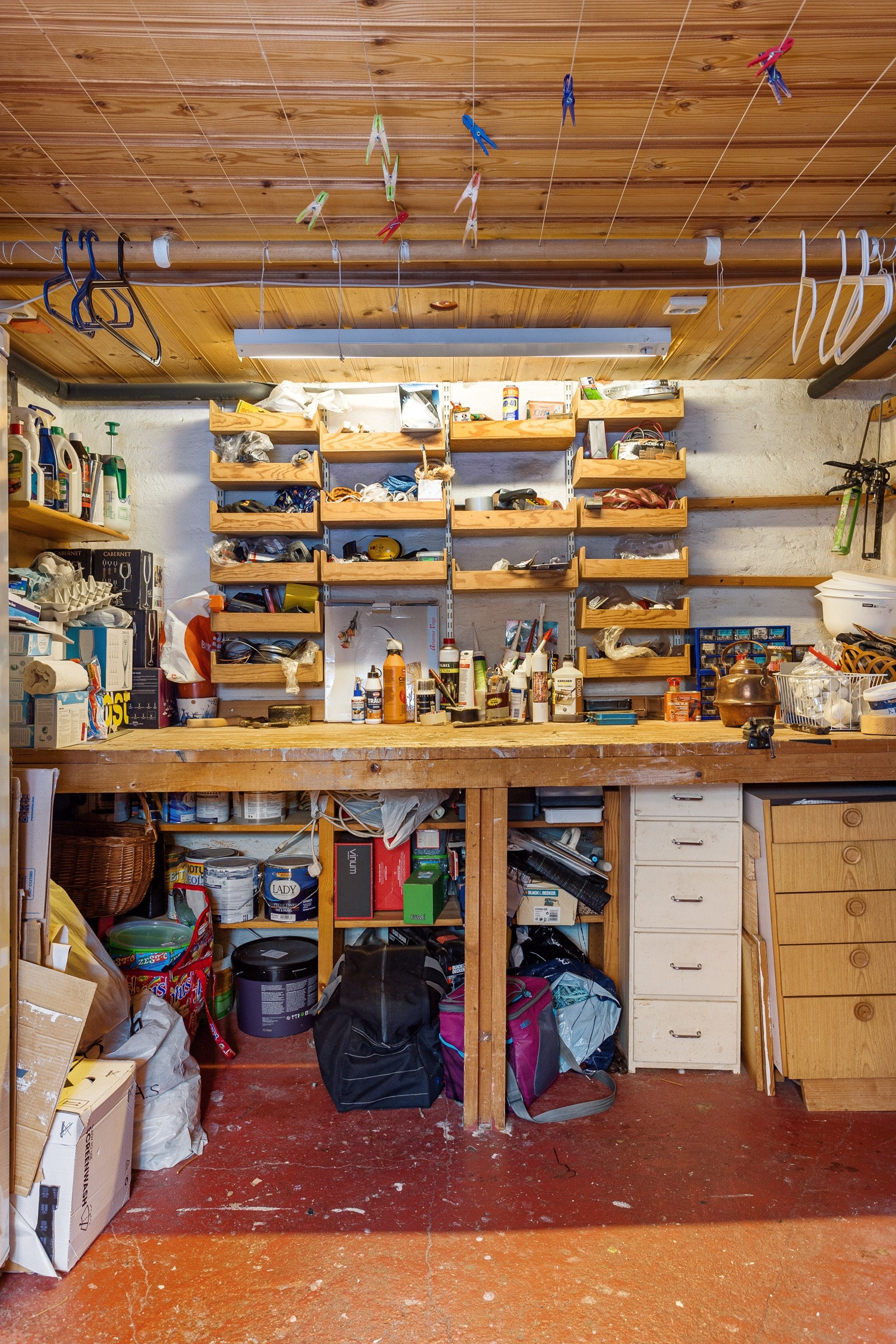 Lagringsplass og verktøybod. Plass til alt du absolutt trenger - og litt til. Sluk i gulvet. Galleribilde