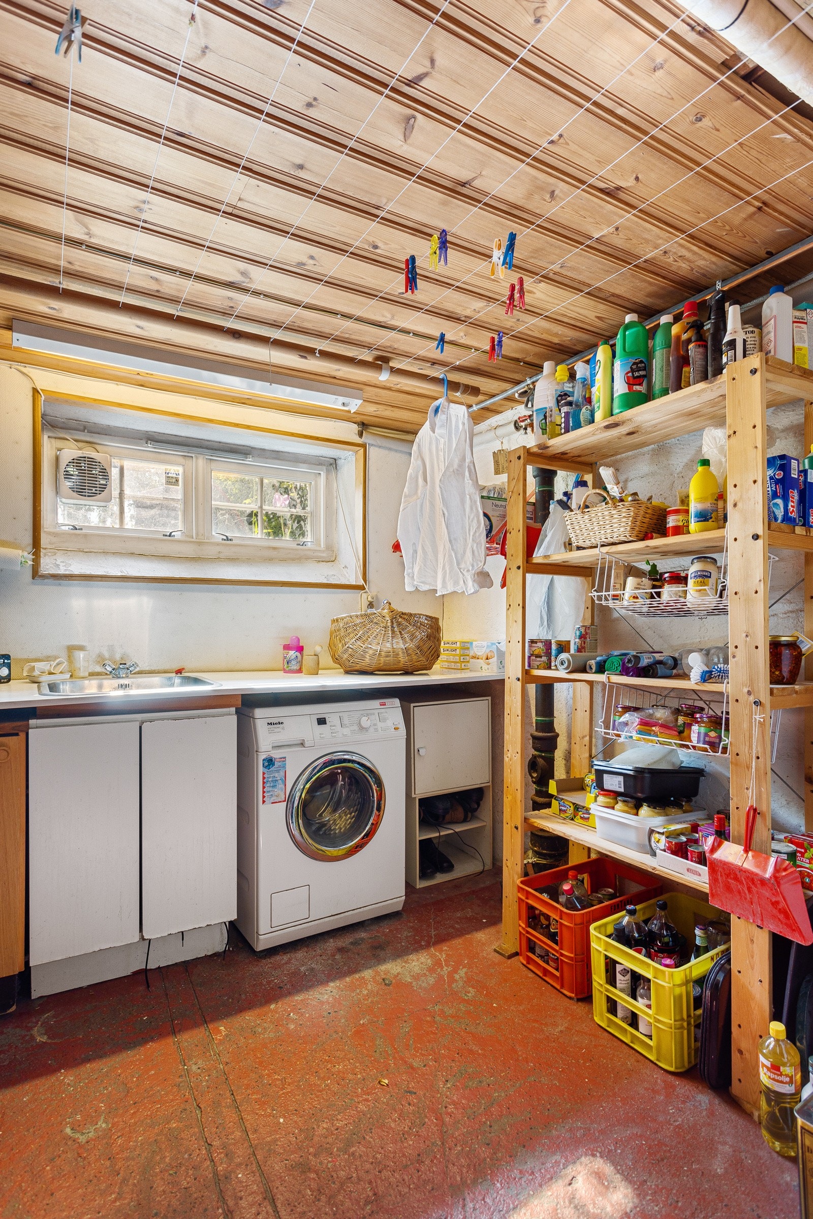 Vaskerom/snakkerbod med opplegg for vaskemaskin og tørketrommel, samt utslagskum. Mye tørkeplass i taket og vifte for ventilasjon. Galleribilde