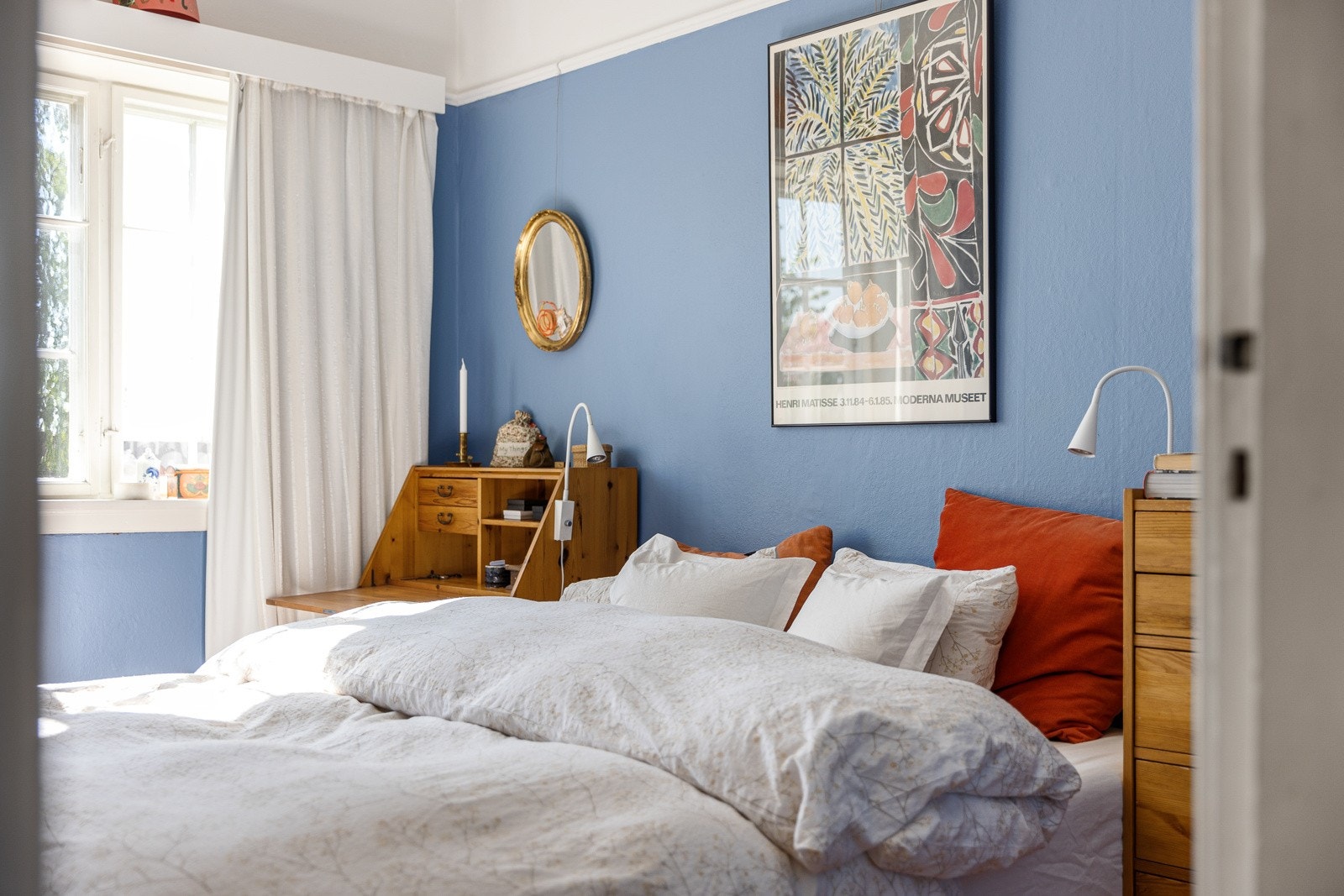 Detaljer | Østvendt hovedsoverom med strålende morgensol. En tekopp på sengen om man har tid? Galleribilde