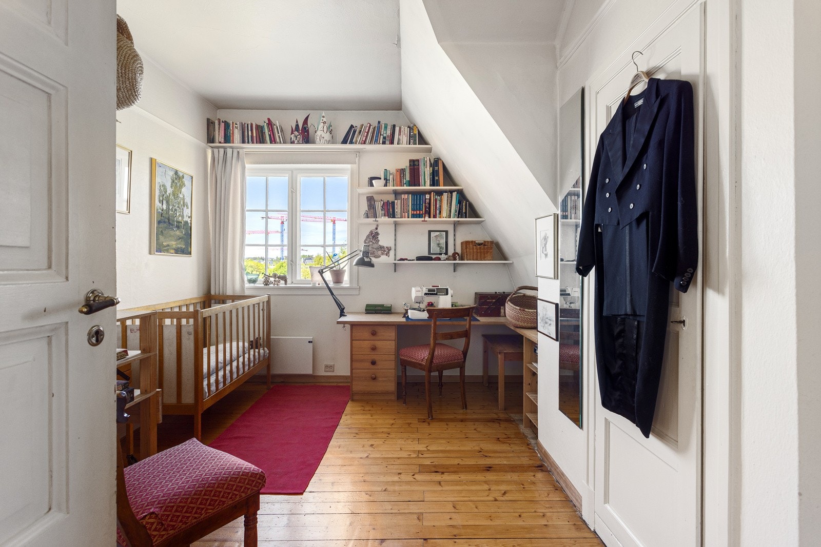 Soverom 3 (vestvendt): Rommene oppleves lyse og luftige med herlig utsikt. Galleribilde