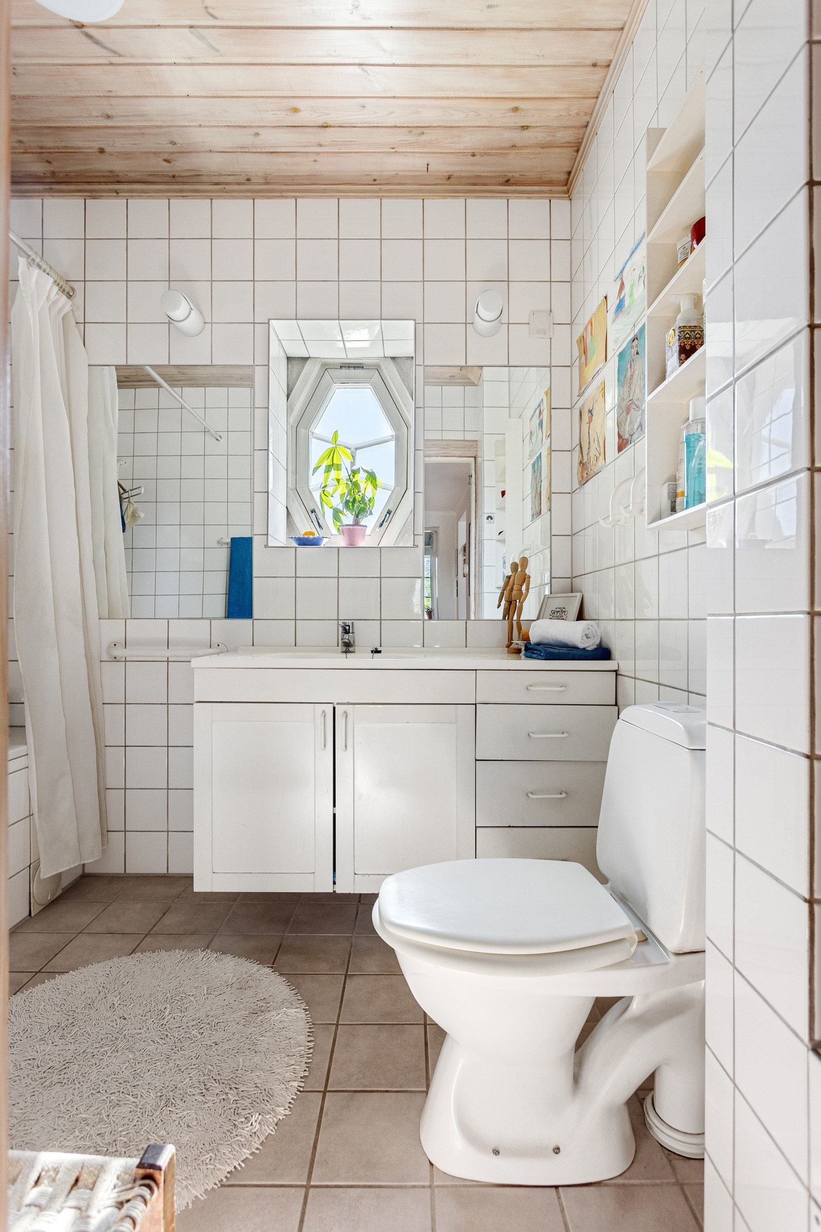 Badet er fra 1988. Ikke noen akutte tekniske svakheter, men kanskje ikke helt tidsmessig ? Galleribilde