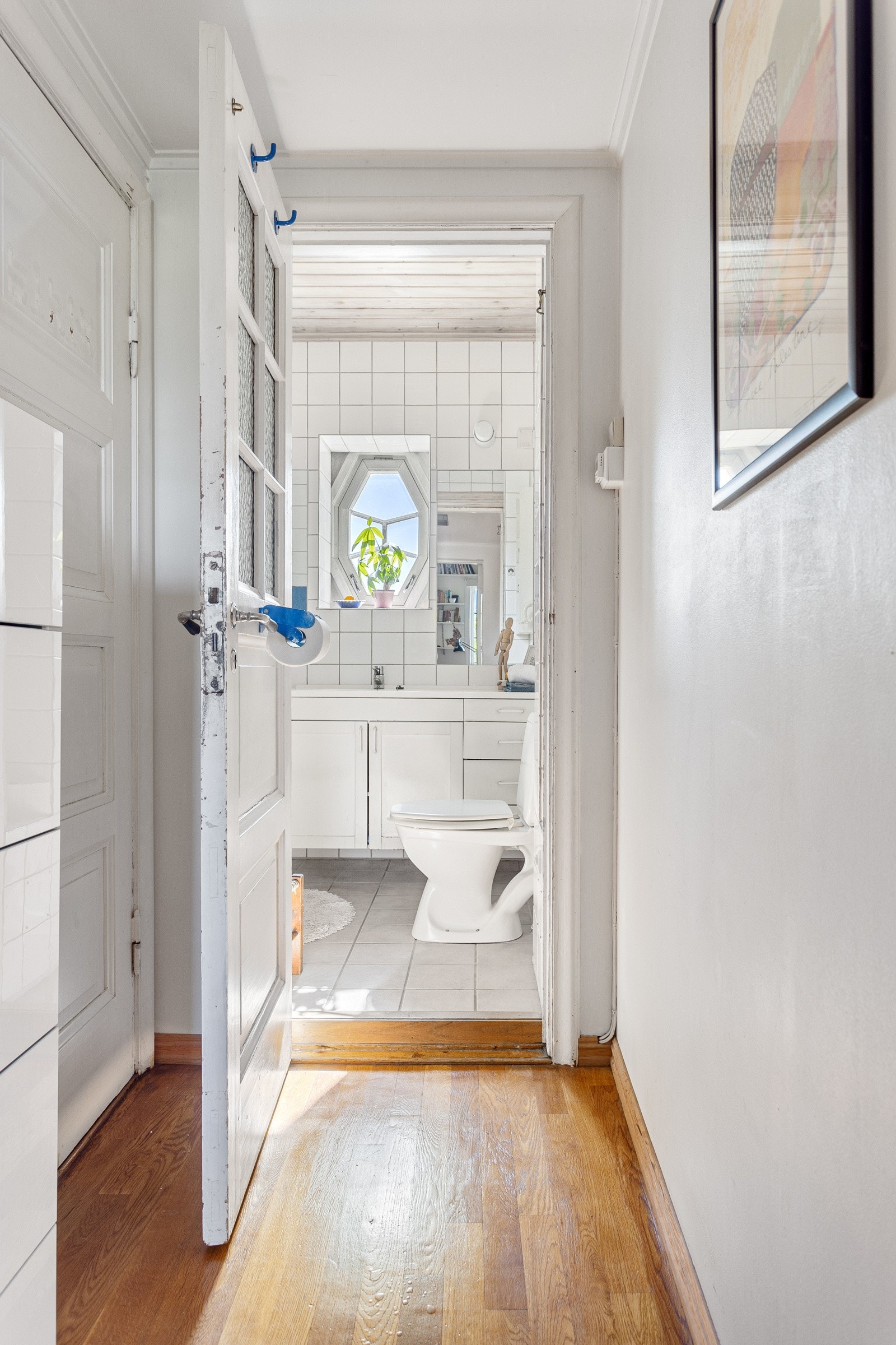 Baderom med enkel tilgang fra etasjens tre soverom. Galleribilde