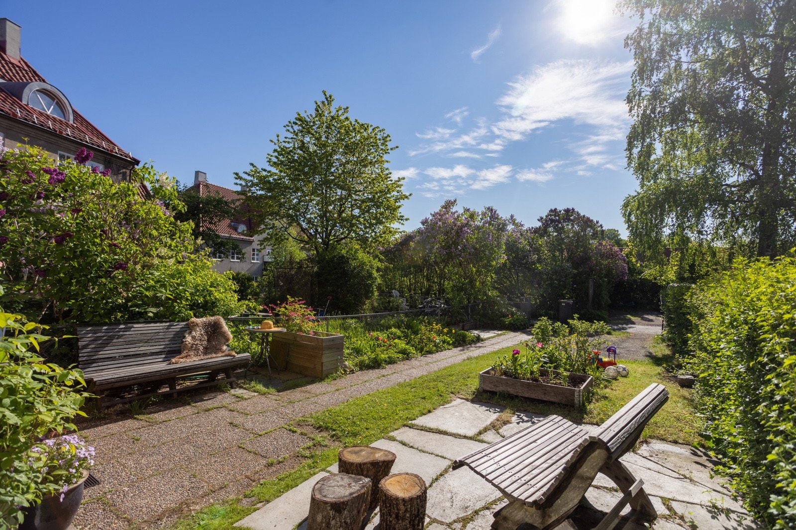 Rekkehuset har to vakre og svært solrike hager, en østvendt forhage og en vestvendt bakhage. Galleribilde