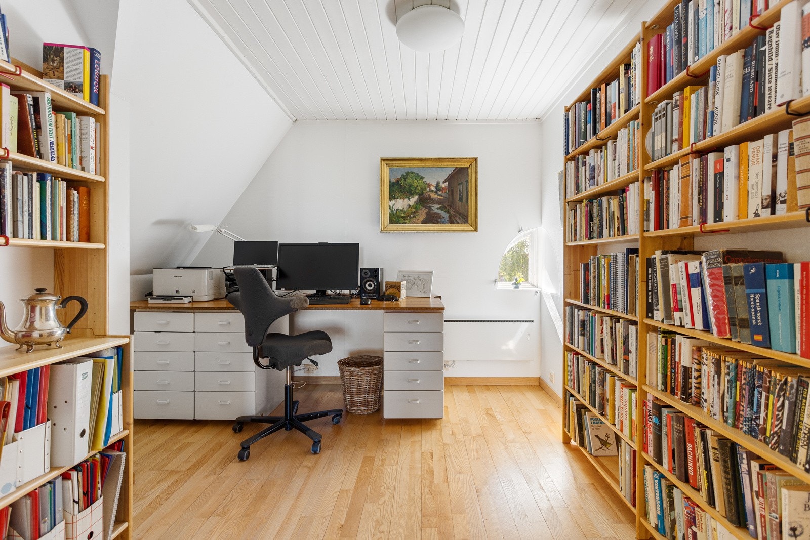 Østvendt del av loftet fungerer ypperlig som gjemmekontor - eller som en ekstra stue eller soveplass. Galleribilde