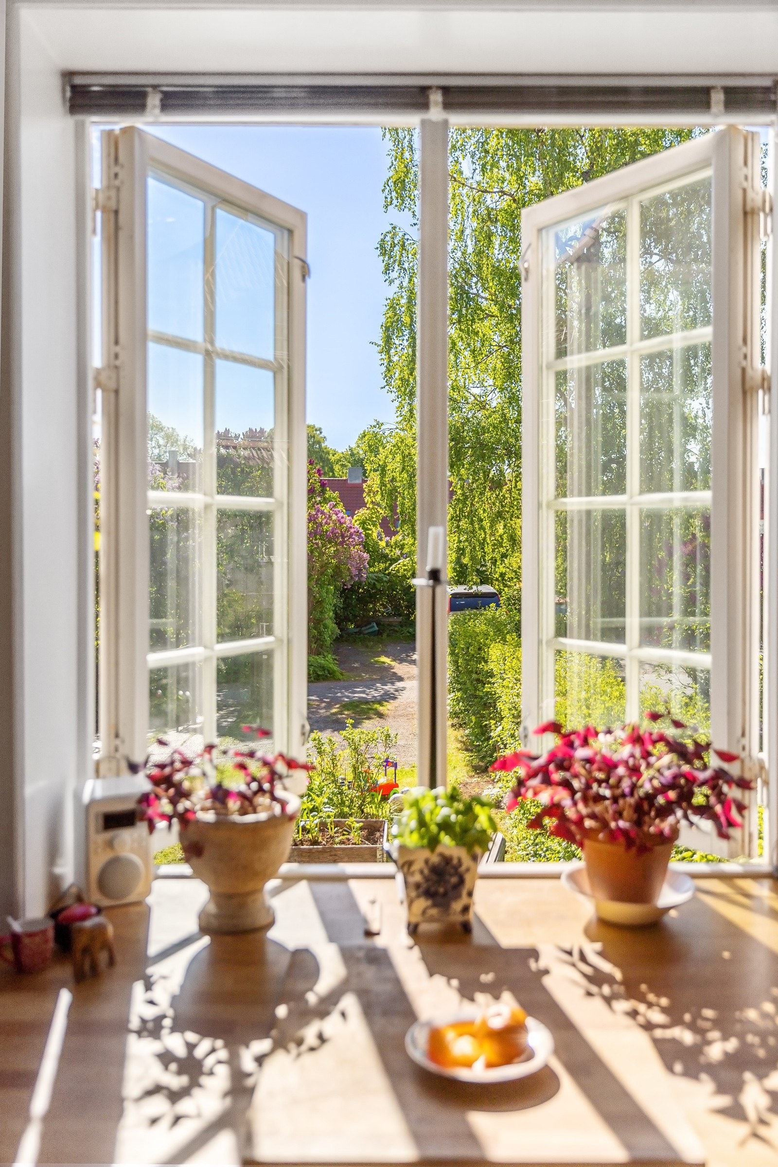 Herlig utsyn fra kjøkkenvinduet. Fint å kunne rope inn passerende naboer til en kaffe. Galleribilde