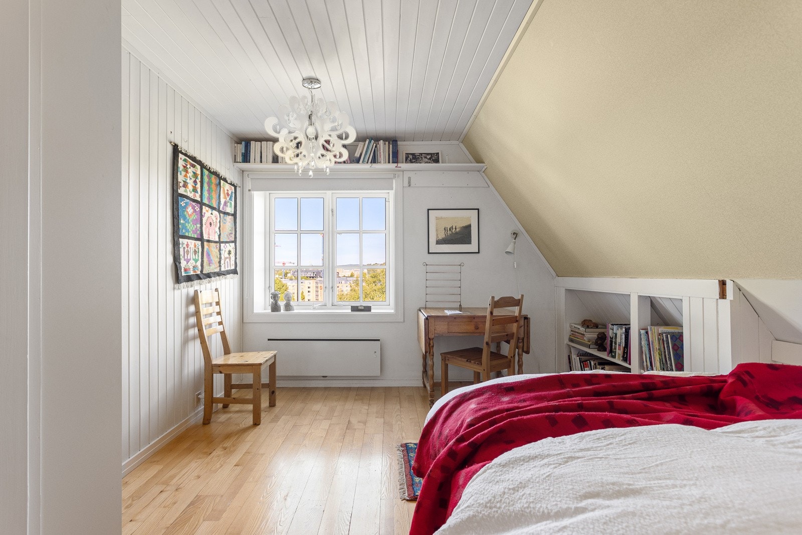 Et perfekt ungdoms- eller gjesterom med eget bad. Og himmelsk utsikt. Galleribilde