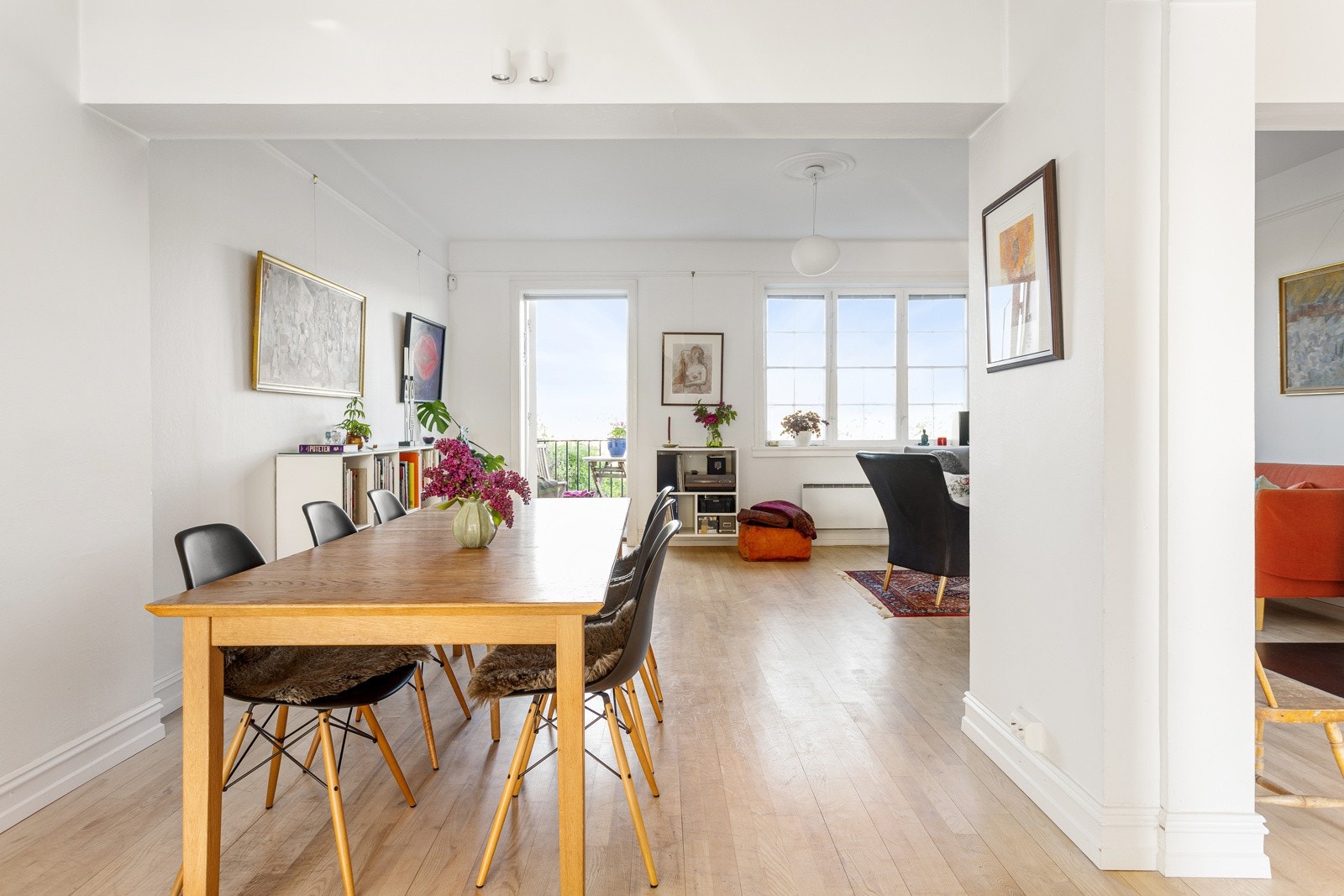 Det er god plass til både sofaseksjon og spisebord. Galleribilde