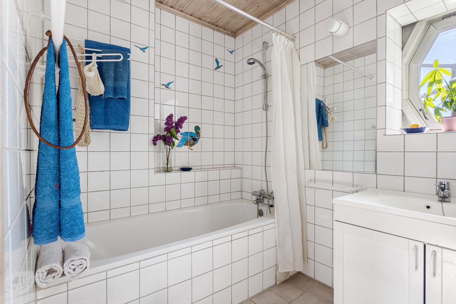 Badet er utstyrt med wc, servant, diverse innredning og dusj i badekar. Galleribilde