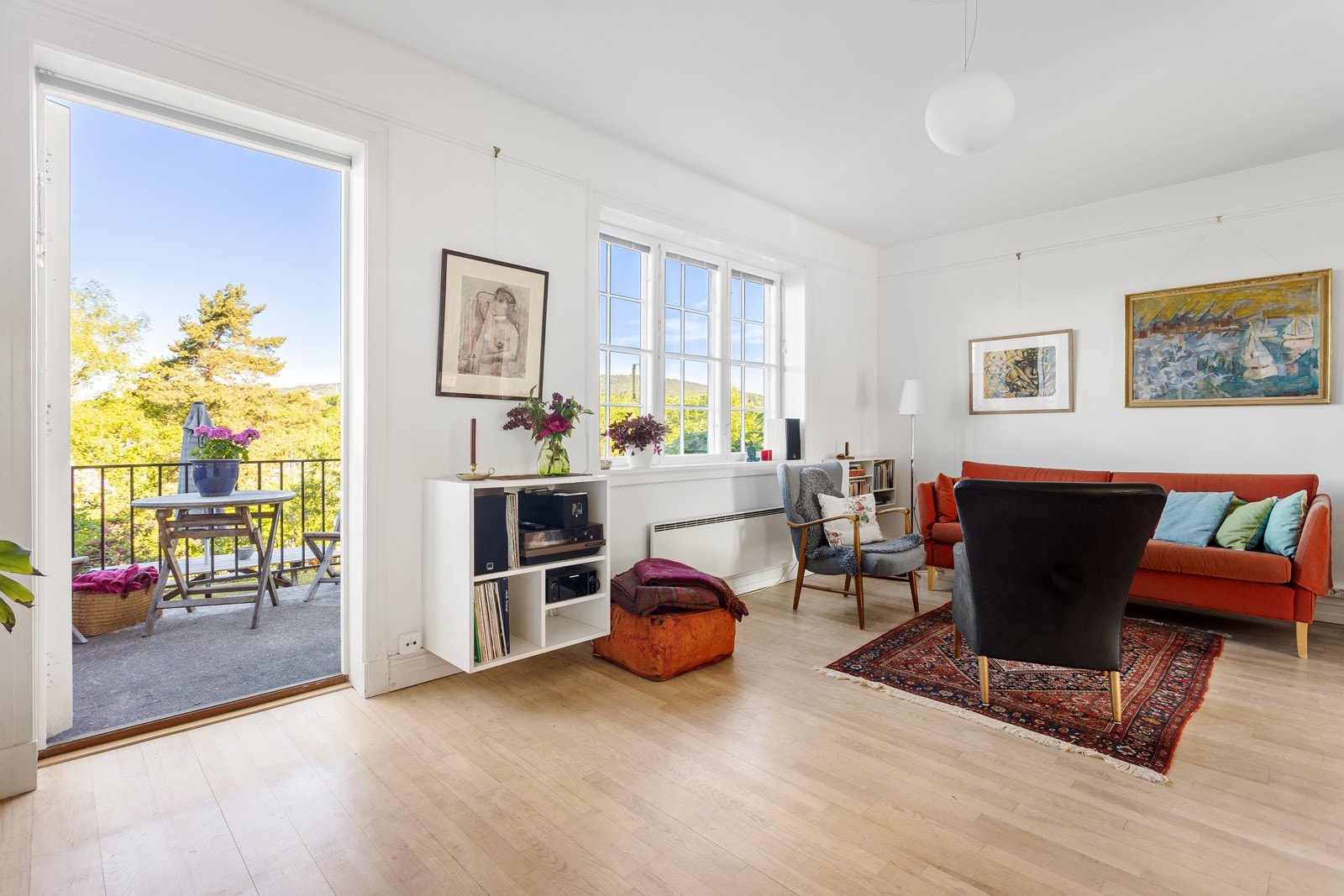 Fra stuen kommer du ut på terrassen og videre til vestvendt bakhage, noe som gir en fantastisk plassfølelse. Galleribilde