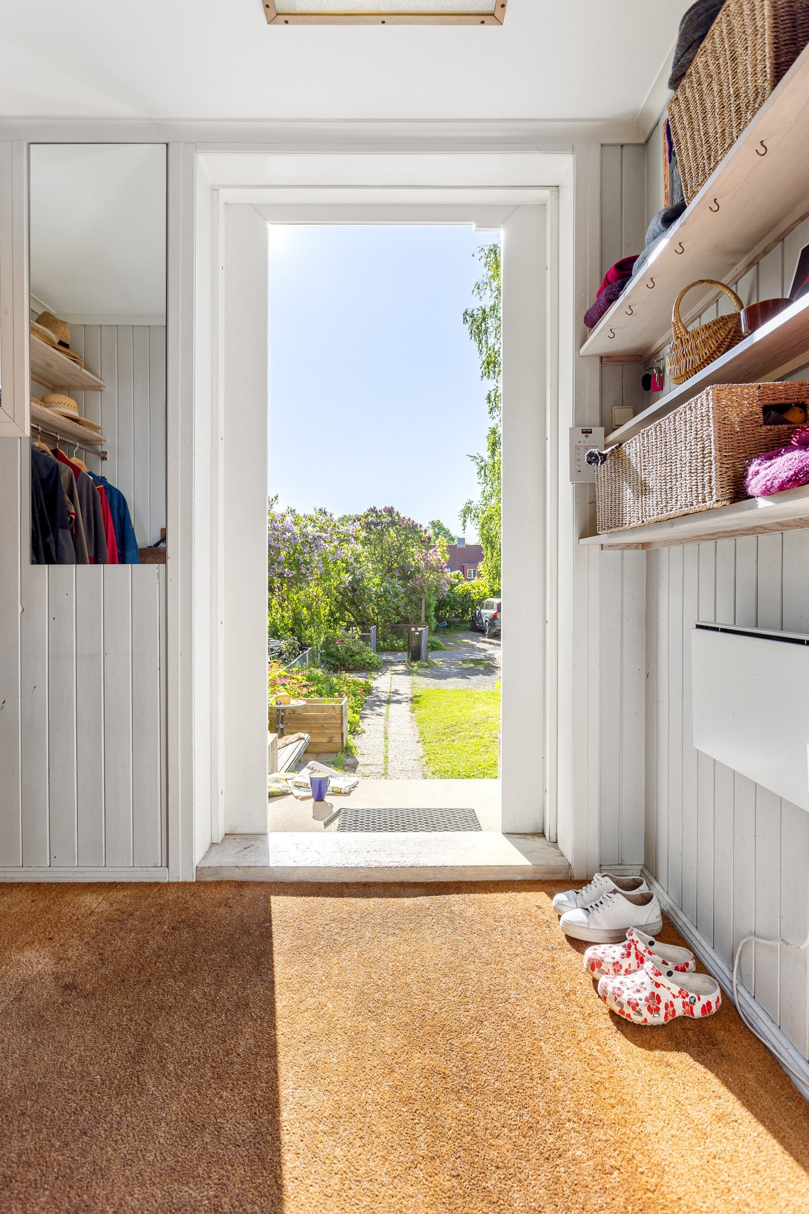 Entréen er lys med god plass til oppbevaring av sko og yttertøy. Galleribilde