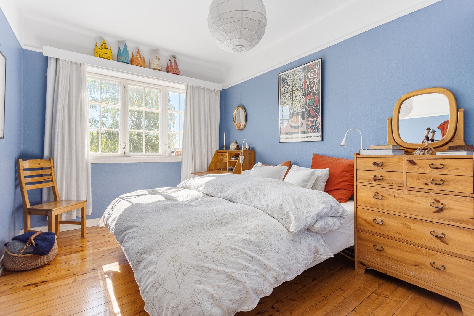 Hovedsoverommet er av god størrelse med plass til dobbeltseng, kommoder, overskap og garderobeløsning. Galleribilde