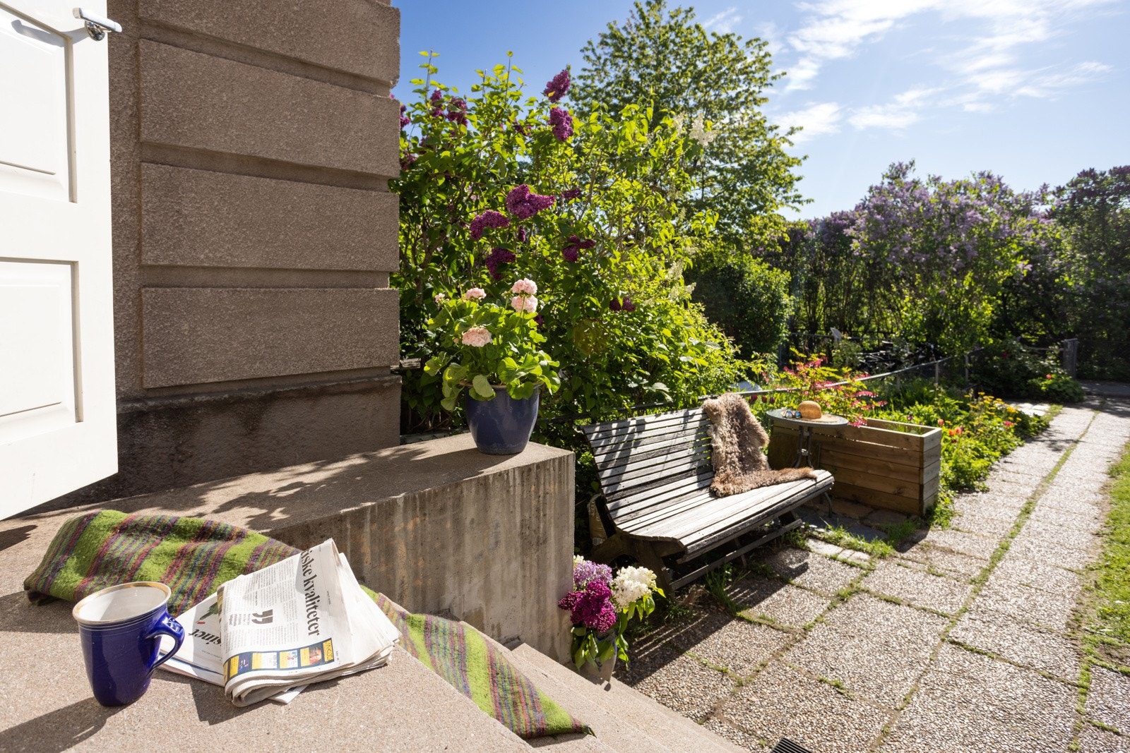 Østvendt forhage og inngangsparti har morgen- og formiddagssol. Her kan man virkelig forflytte seg etter solen. Galleribilde