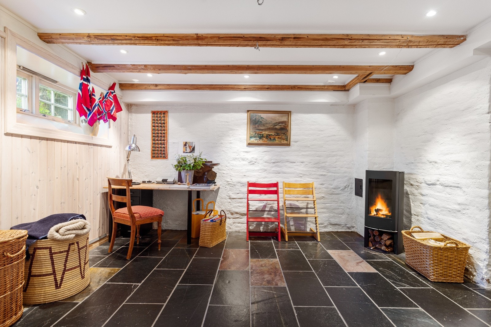 Stemningsfull peisovn. Det er i tillegg varmekabler i alle gulv med skiferfliser i kjelleren. Boligen er en perfekt familiebolig som gir rom for familier i alle ulike livsfaser. Galleribilde