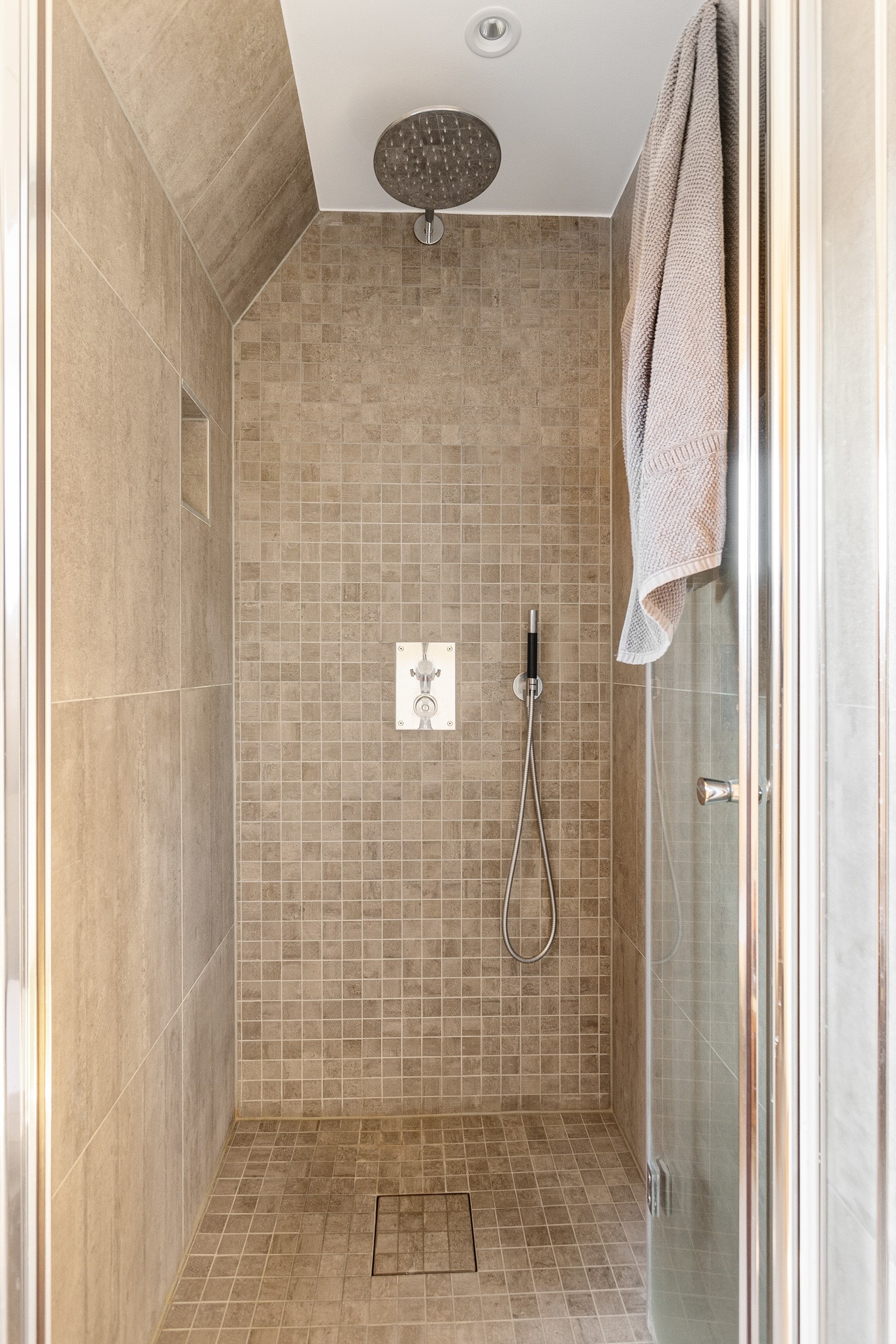 Takdusj i hjørnet. Galleribilde