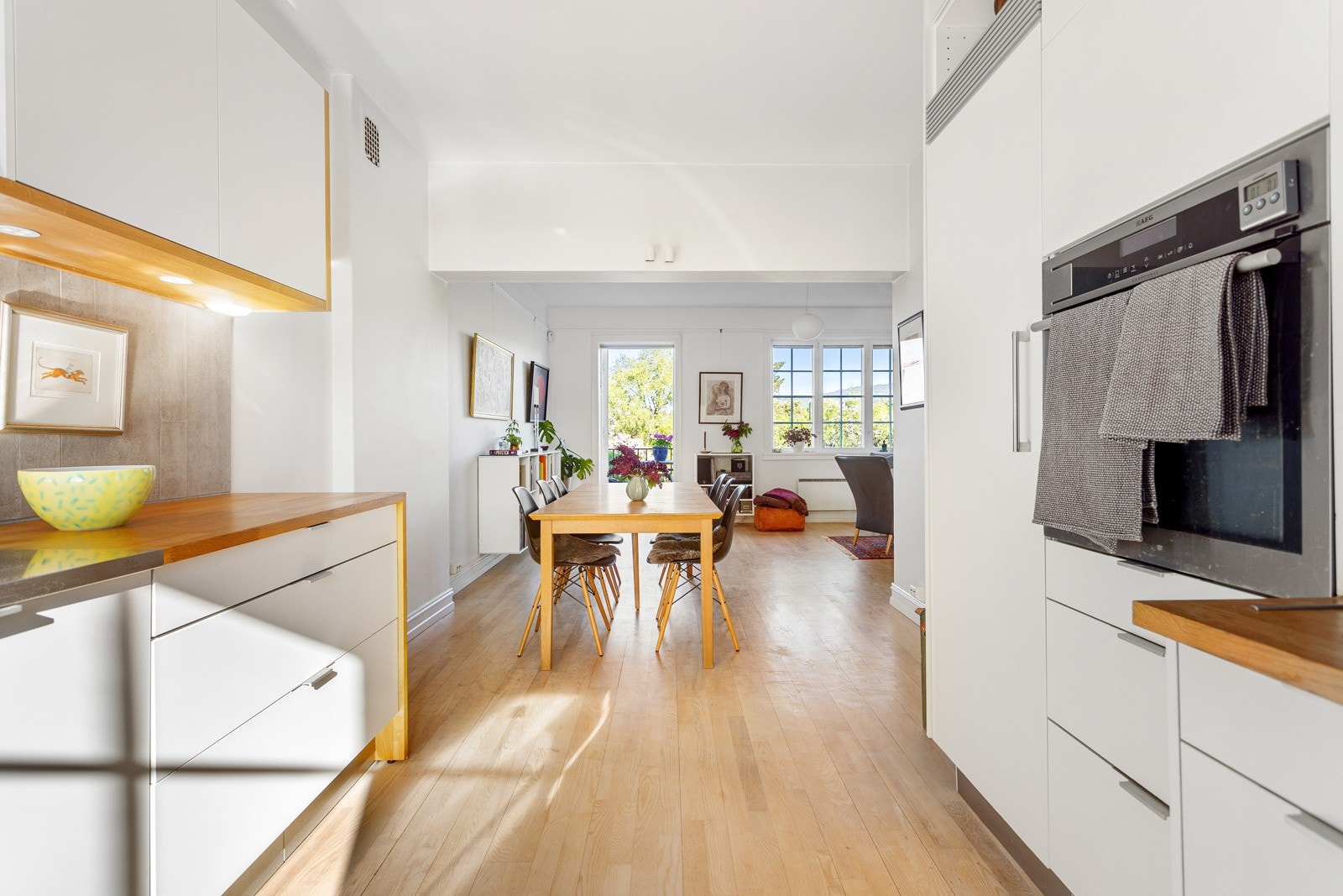 Gjennomgående lys i en helt åpen førsteetasje, kjøkken med morgensol fra øst, stue med ettermiddags- og kveldssol fra vest. Galleribilde