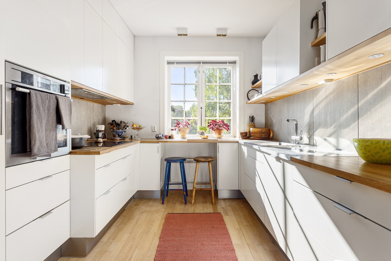 Kjøkkeninnredningen har en tidløs og fin innredning fra HTH. Frokostplass for to med morgensol i fjeset. Galleribilde