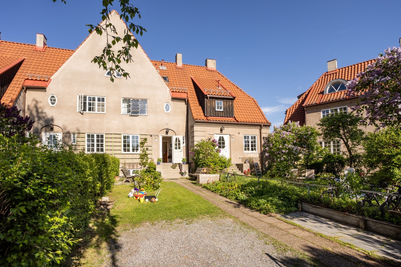 Et unikt og helt spesielt rekkehus med en av Hagebyens høyeste beliggenheter. Også omtalt som Øvre Ullevål Hageby Vest . Galleribilde