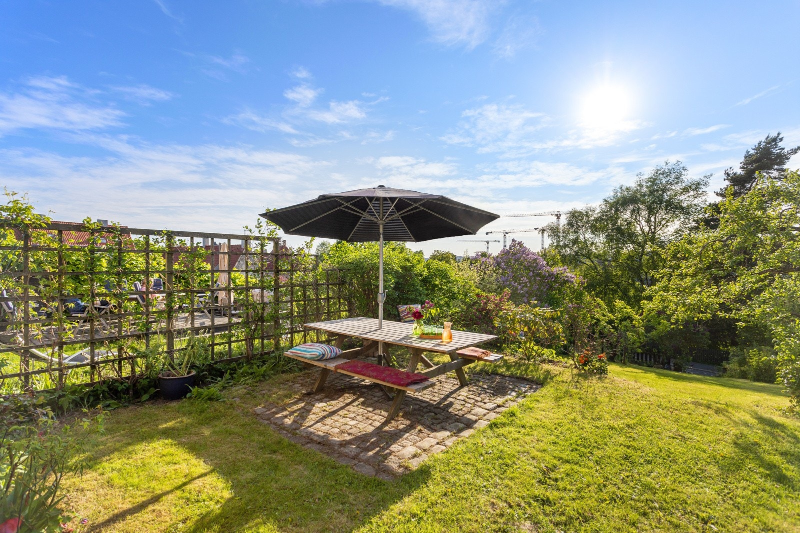 Vestvendt bakhage, øverst med spiseplass for alle og rikelig med boltreplass for de minste. Galleribilde