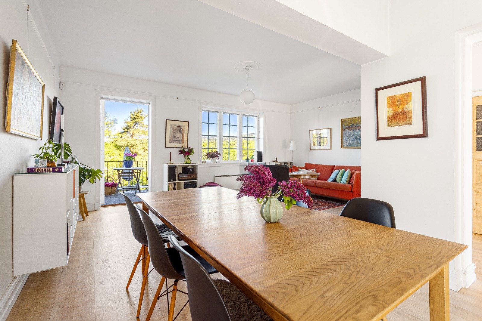 Rekkehuset har en innholdsrik og meget familievennlig planløsning over hele fire etasjer pluss et kaldtloft på toppen. Galleribilde