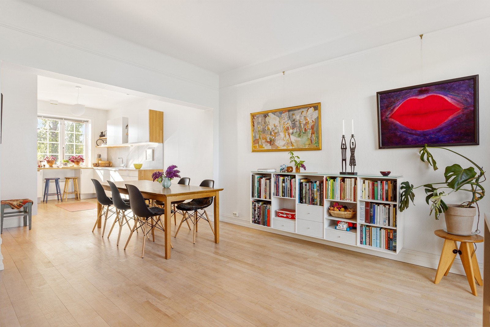 Spisestuen ligger i fin og sosial tilknytning til kjøkkenet. Med et uttrekkbart spisebord er det grei plass til rakfisklag for 18. Galleribilde