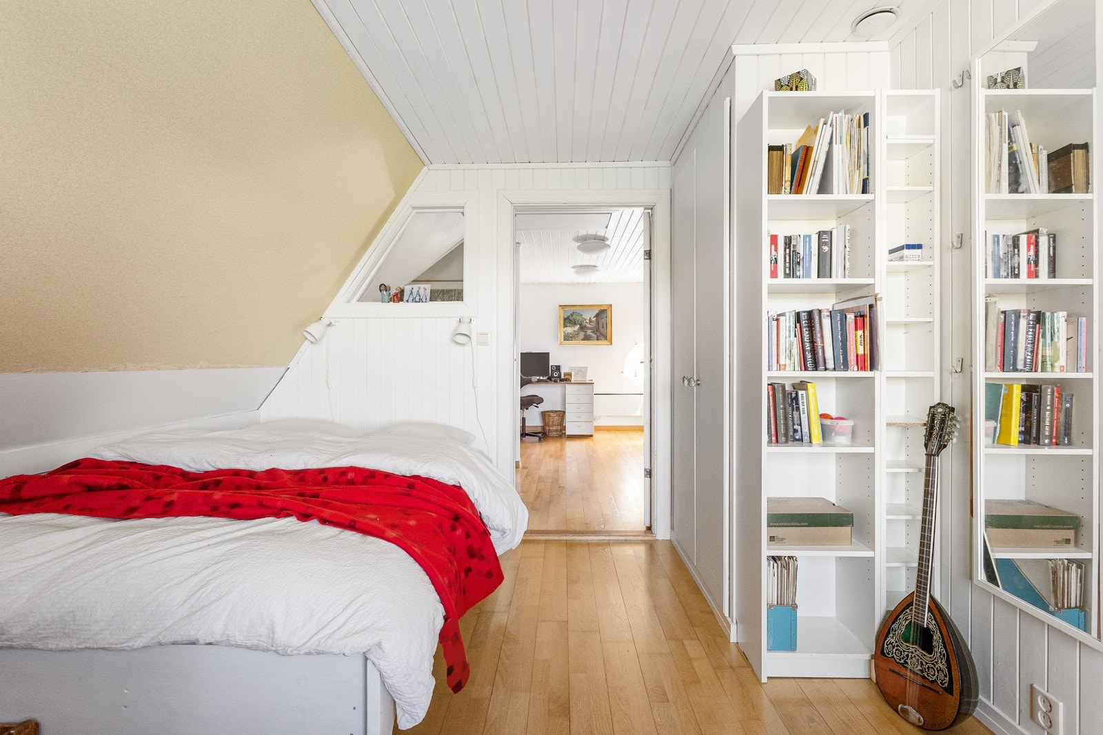 Vestvendt soverom på loftet. Til sammen utgjør loftet en skjermet enhet for gjester - eller tenåringer som vil være i fred. Galleribilde