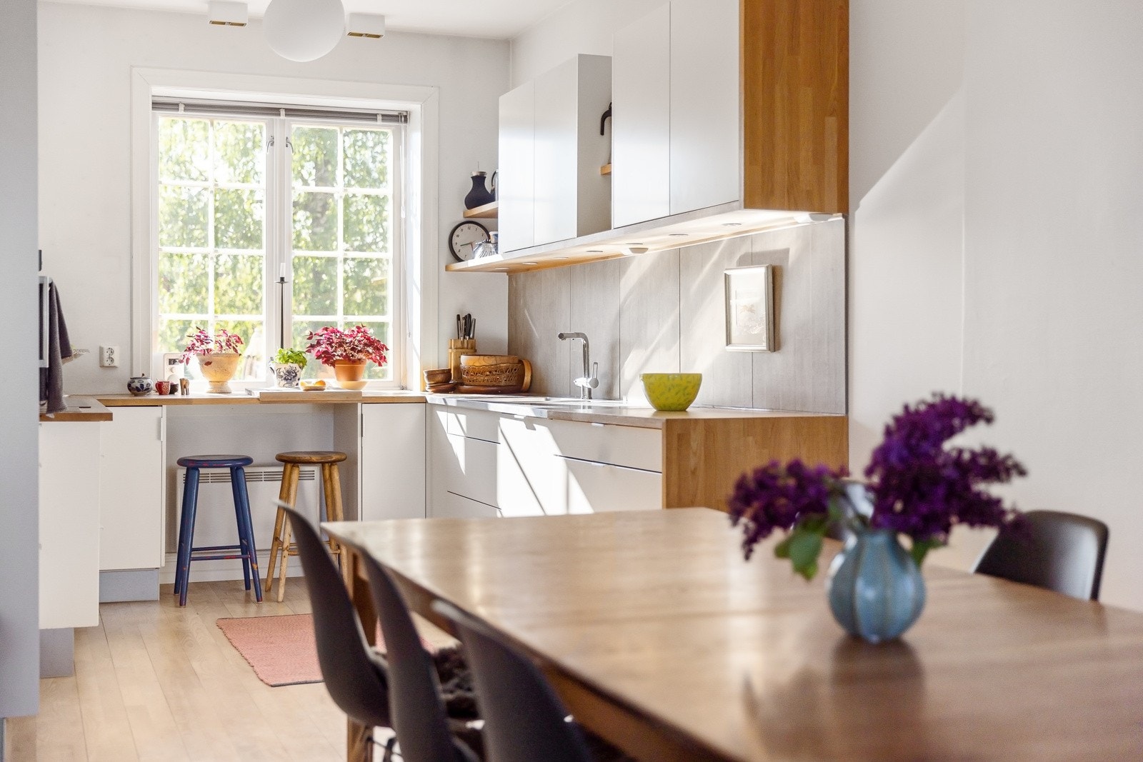 Kjøkken med en stor og en liten kum, pluss stålbeslag over oppvaskmaskin. Lett å holde rent. Ellers benkeplater og hyller i eik. Galleribilde