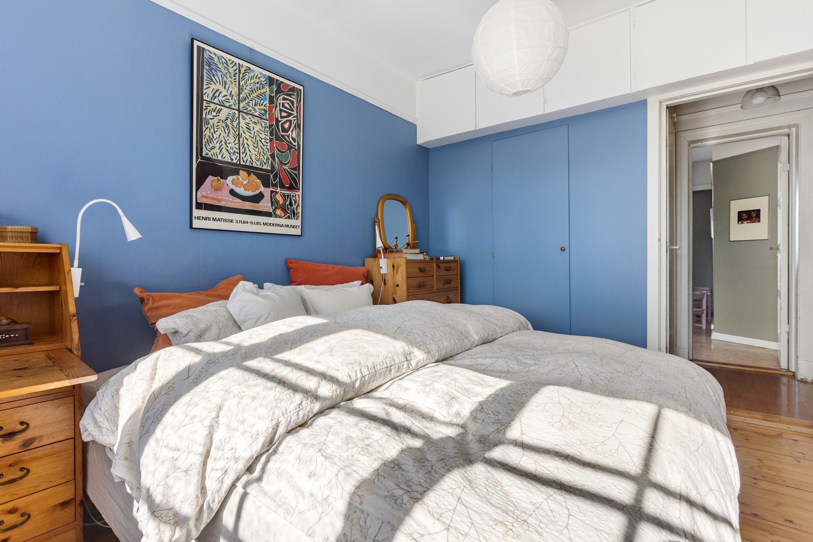 Etasjen har tre gode soverom og et praktisk baderom. Og rikelig med skapplass. Galleribilde