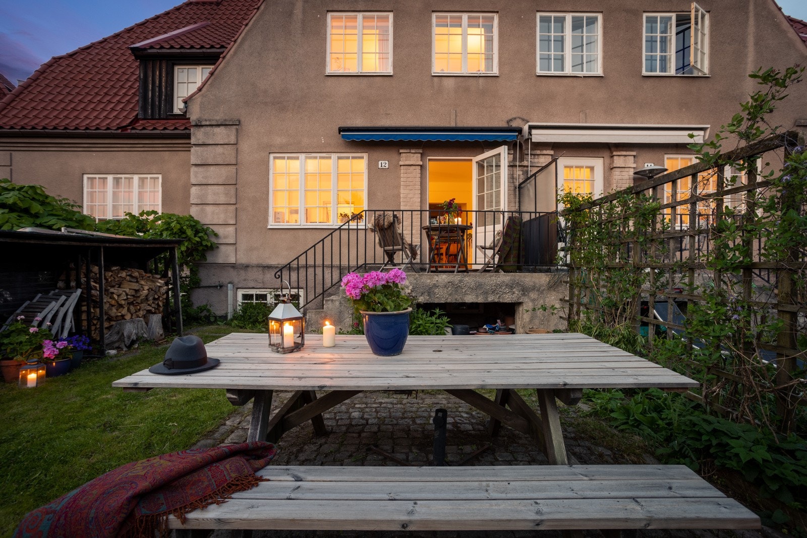 Kveldsstemning. Vedskjulet til venstre gir god plass til selvhogd ved. Lett å hente når det blir vinterkaldt. Galleribilde