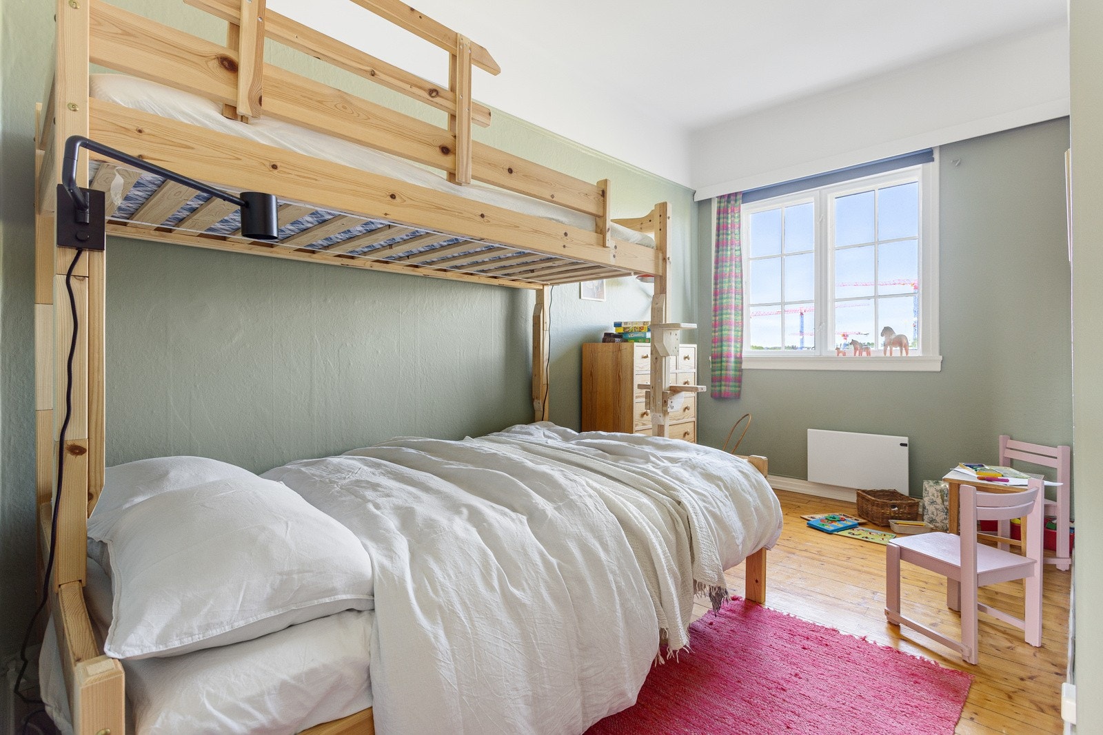 Soverom 2: Vestvendt barnerom, gjesterom, kontor eller det man måtte ønske. Galleribilde