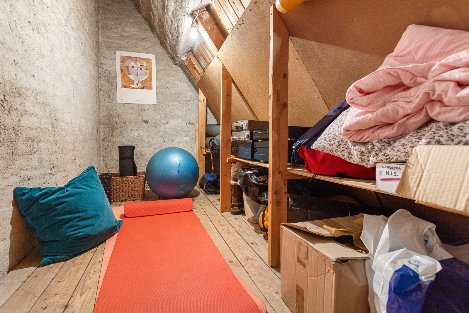 Boligen har et praktisk kaldtloft/lagringsloft med gode oppbevaringsmuligheter. Rommer ufattelige mengder uunnværlige saker og ting. Galleribilde