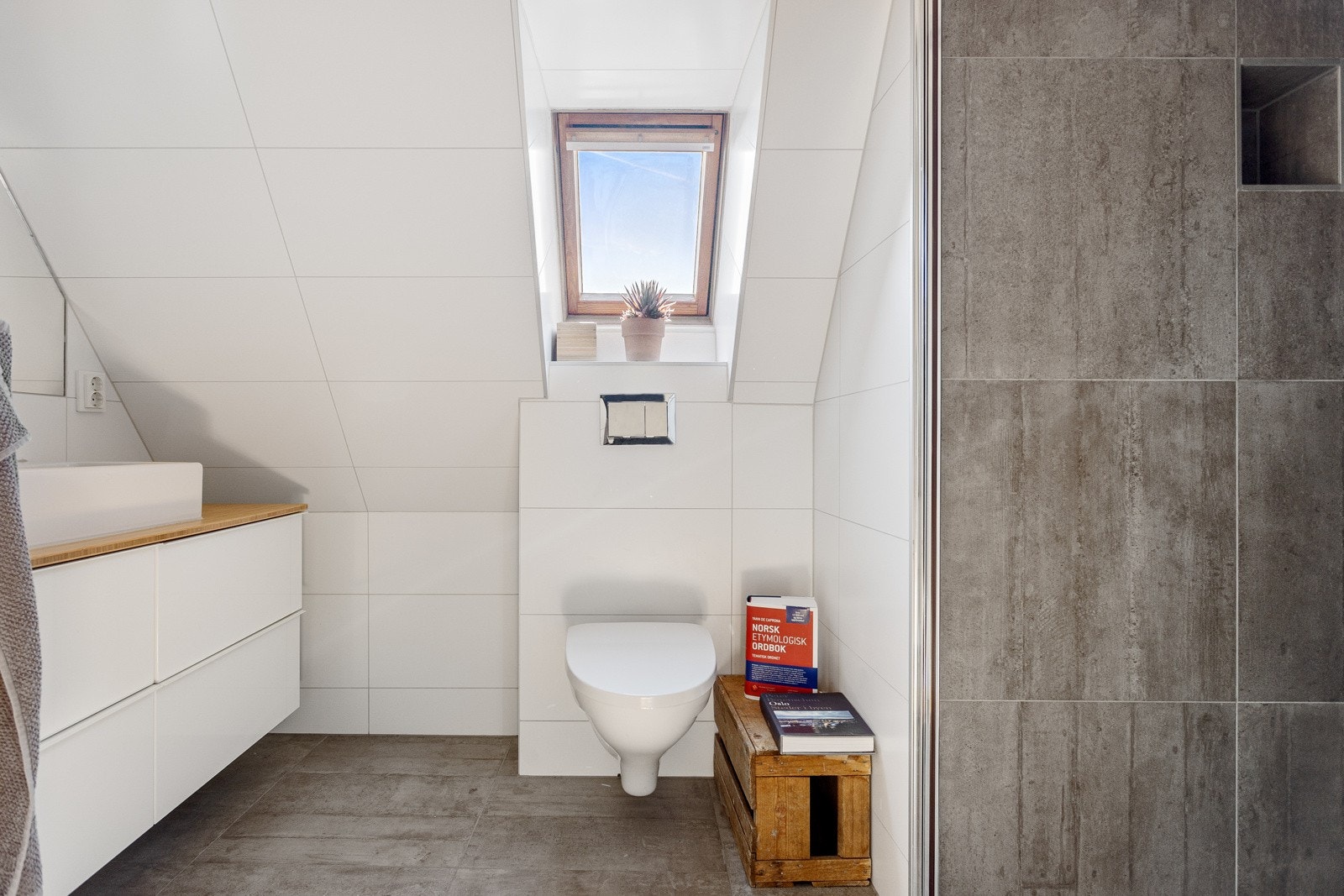 Loftet har et pent og delikat baderom som var nytt i 2016. Det foreligger dokumentasjon. Galleribilde