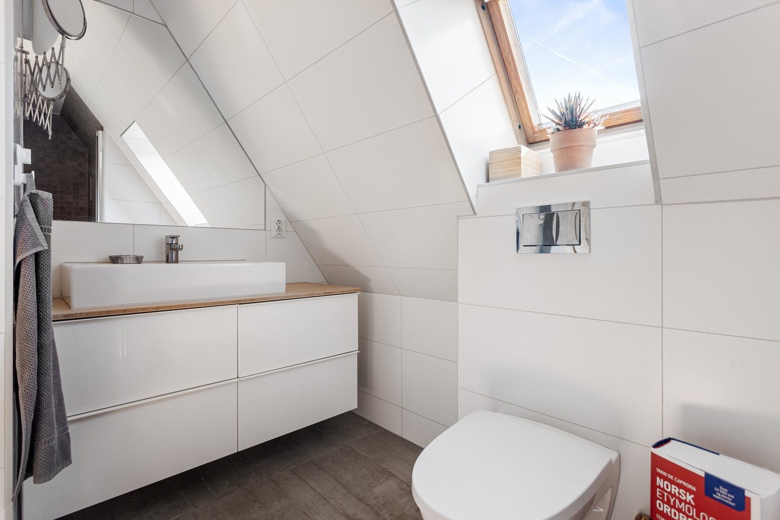 Badet er utstyrt med vegghengt wc og servant med skuffer under. Galleribilde