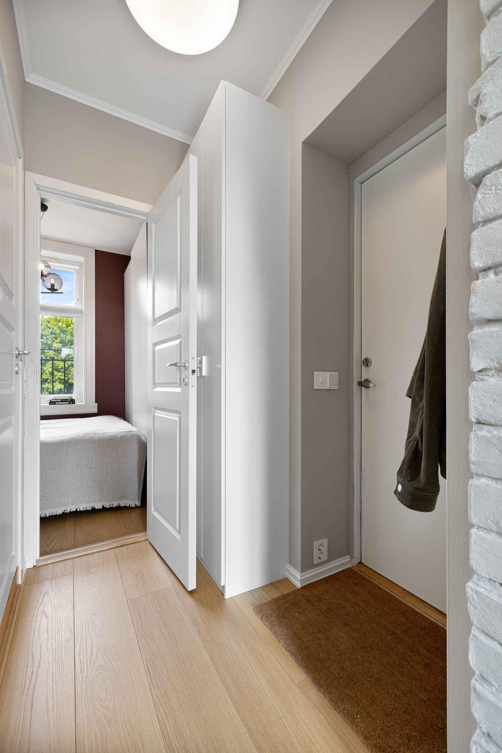 Det er godt med oppbvevaringsplass i entrè Galleribilde
