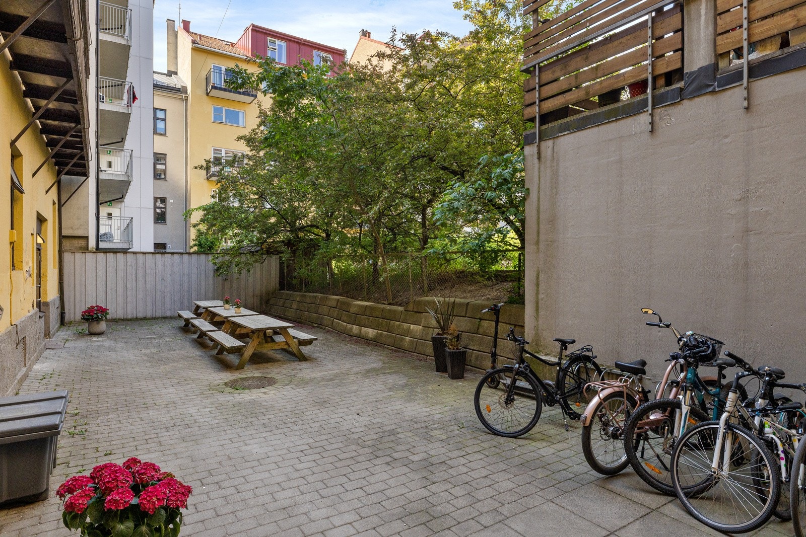 Hyggelig bakgård med sitteplasser og sykkelparkering Galleribilde