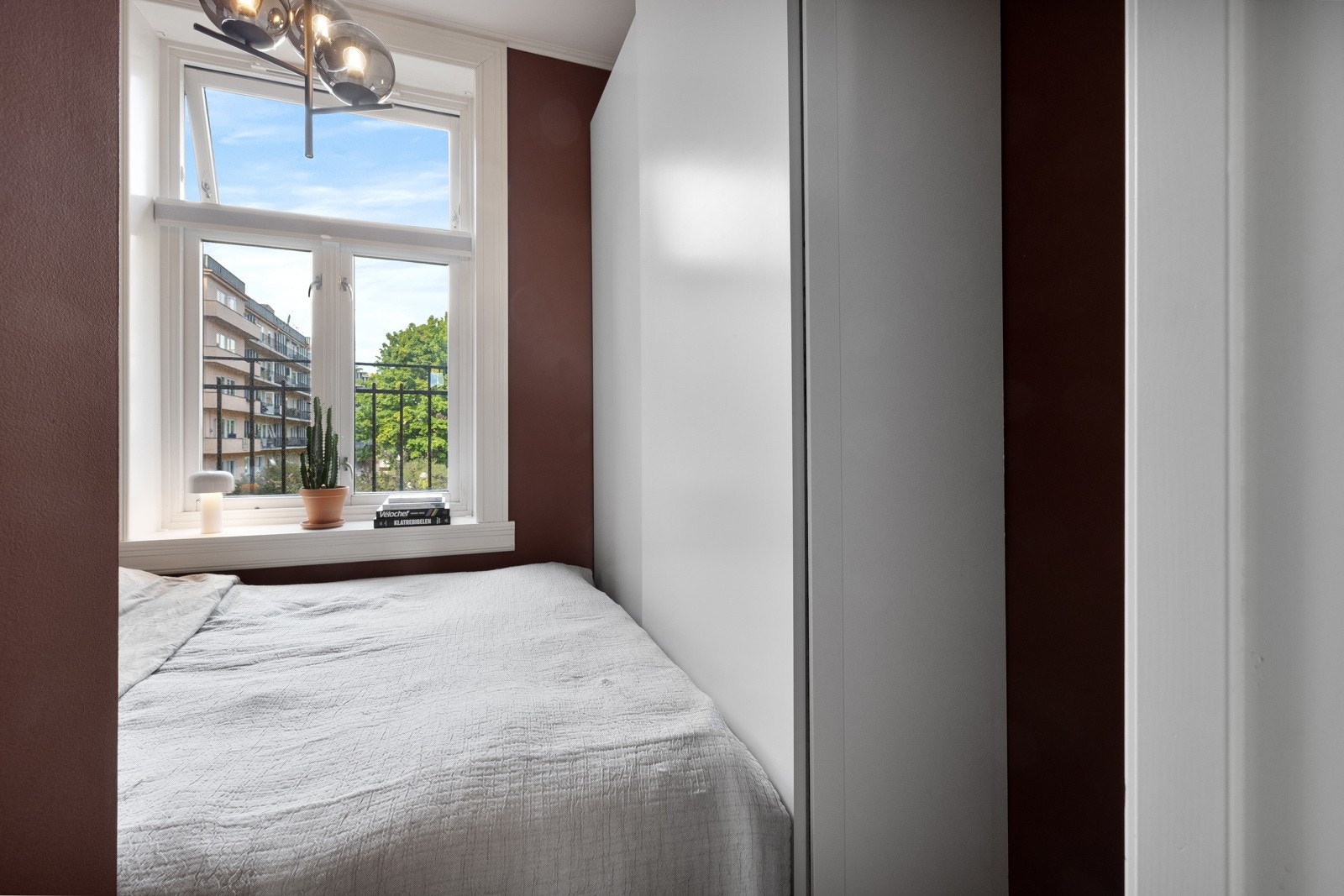 Plass til dobbeltseng og skap Galleribilde