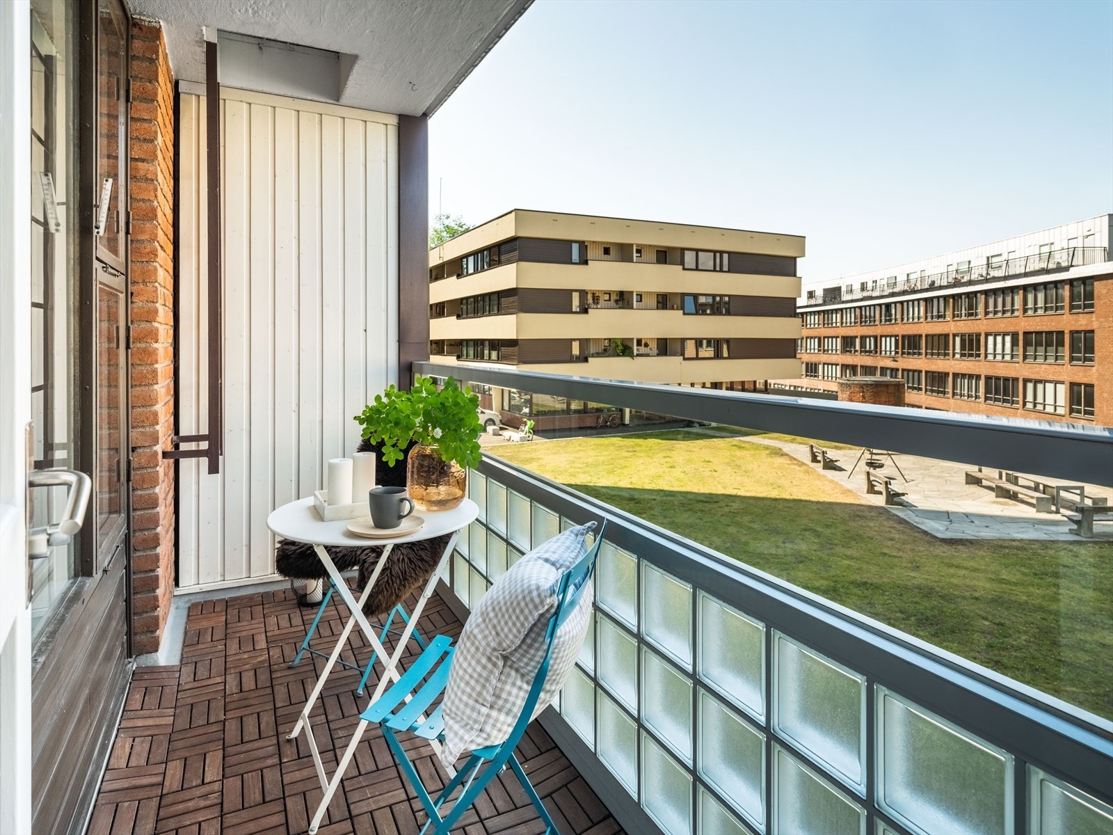 Balkongen er romslig, og det er sol her fra 16 og utover om sommeren. Galleribilde