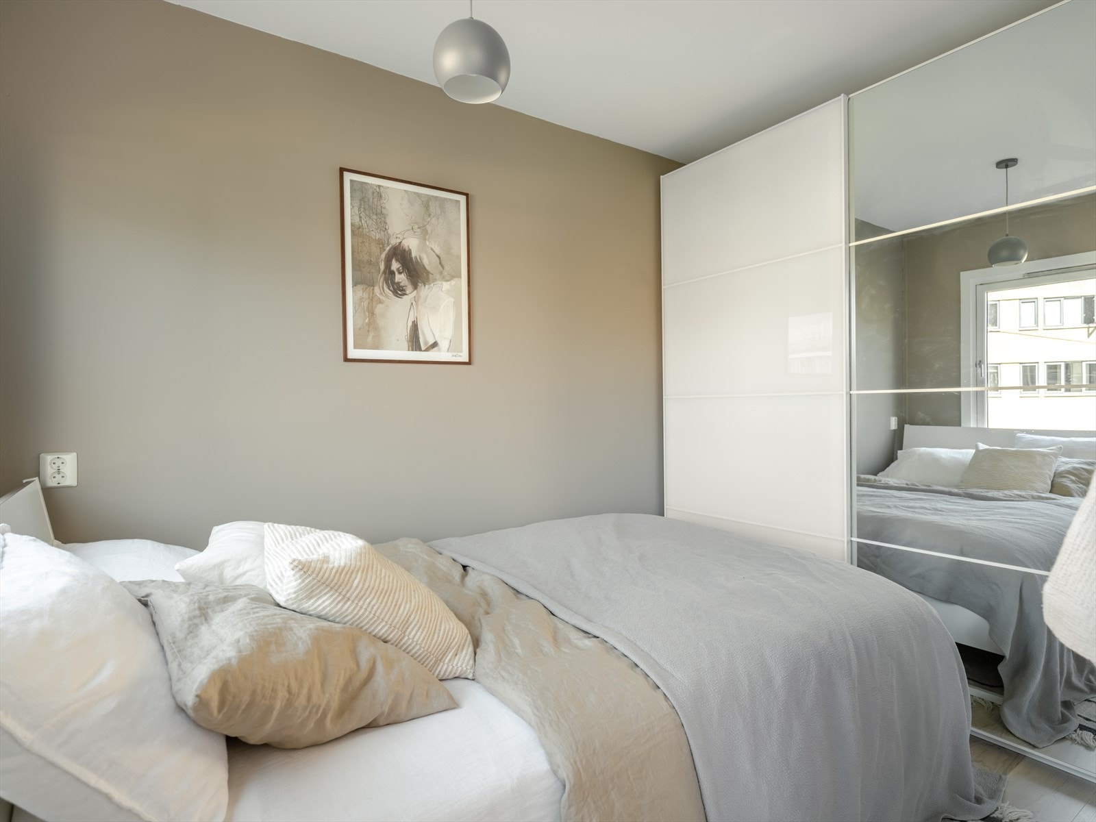 Stor garderobe er det også. Galleribilde