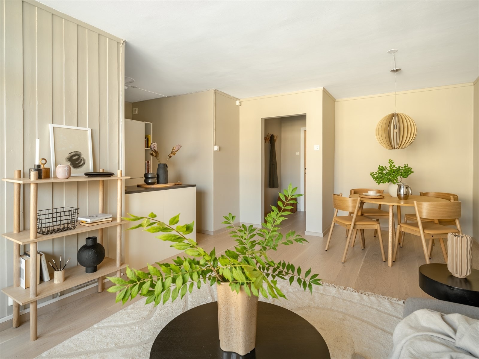 Alle veggene er malt i lyse og fine farger. Galleribilde