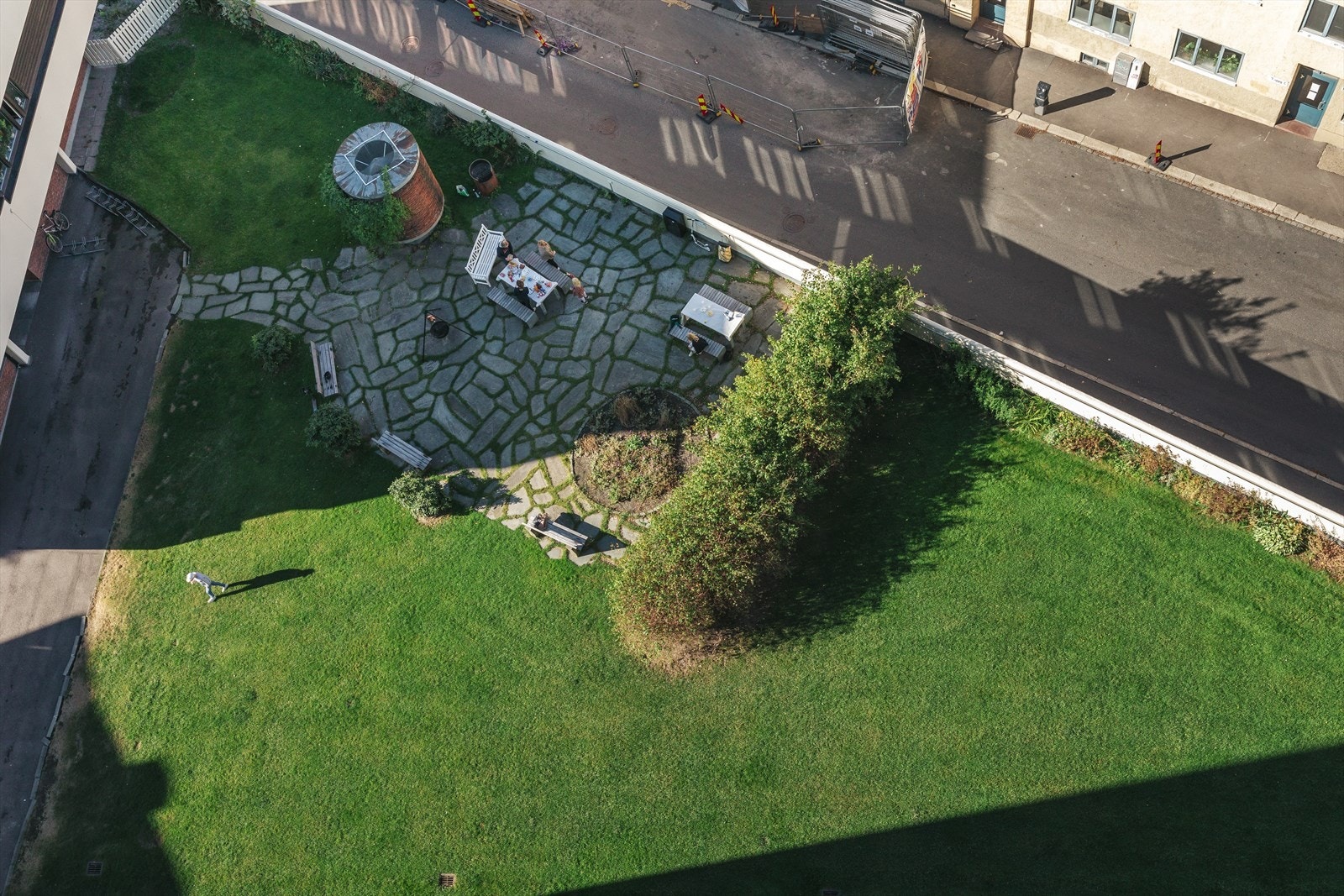 Om du ankommer visningen i fallskjerm kan du lande på gresset utenfor leiligheten. Galleribilde