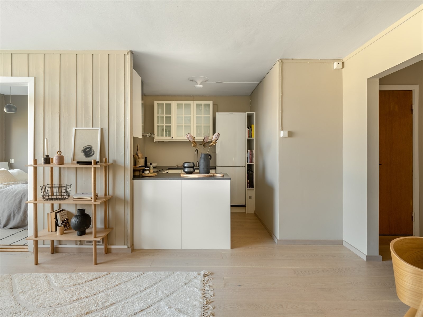 Kjøkkenet er fint delt av fra resten av leiligheten. Galleribilde